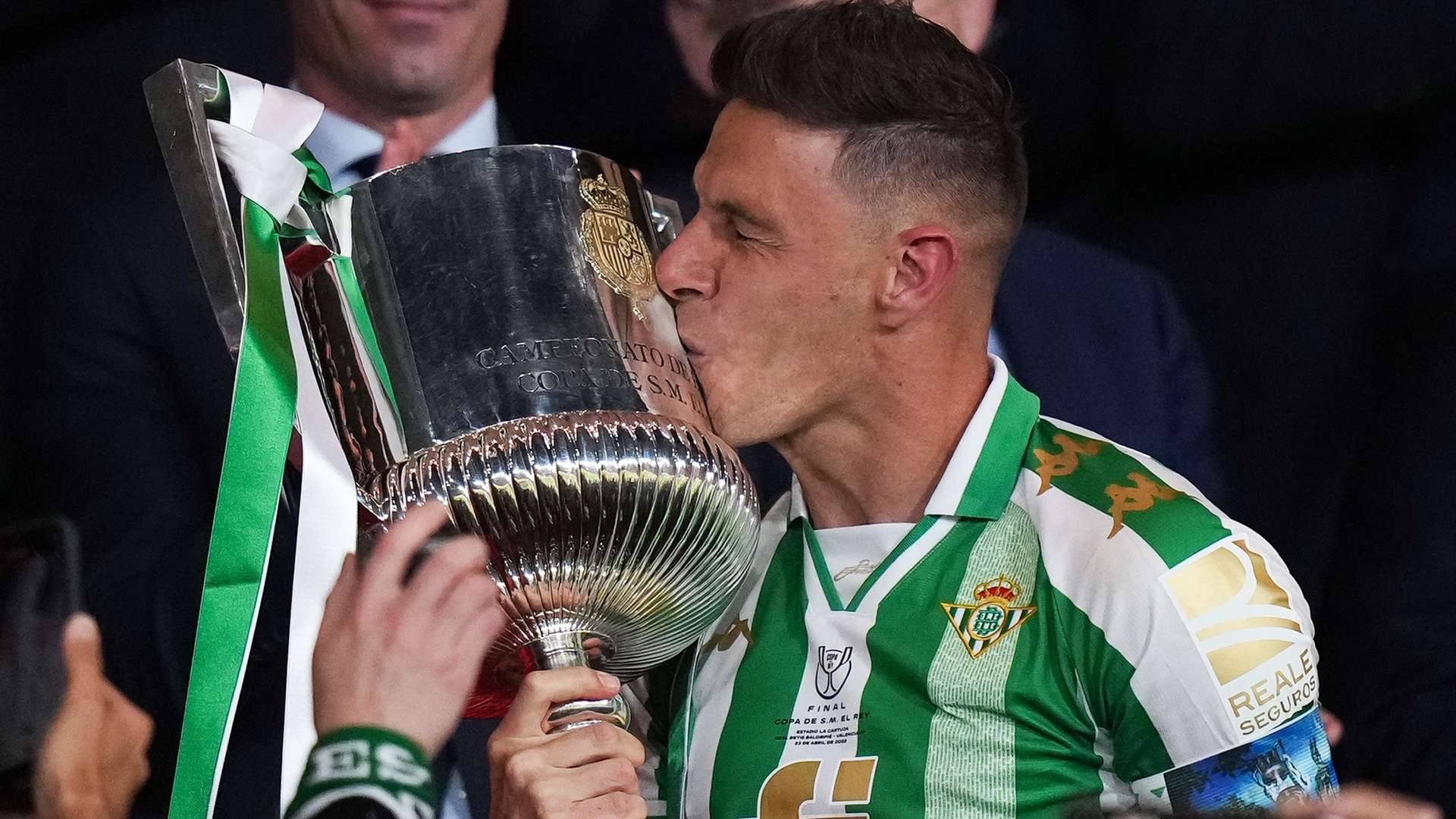 均表现得更 均表现得更